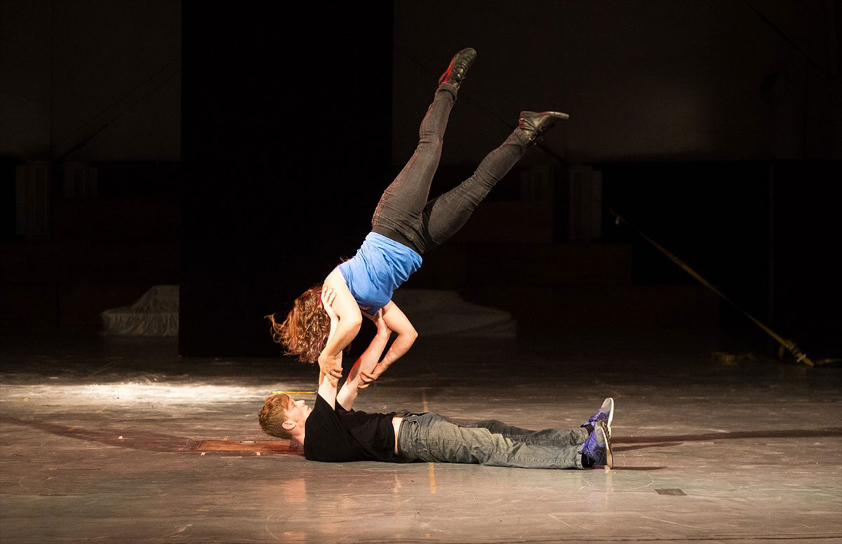 A duras penas - Acrobacia, Danza - Diana Sauval, Matias Belintende