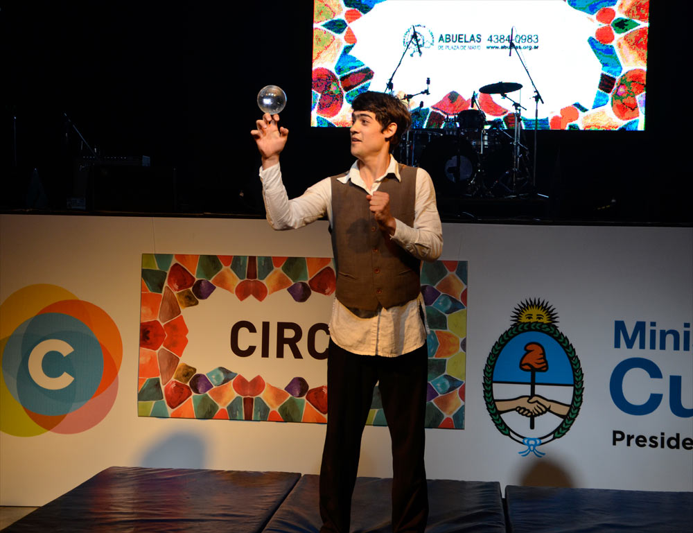 Pequeño Circo -  Teatro por la identidad 2014 - Tecnópolis - Alumnos Circo UNSAM - Diana Sauval